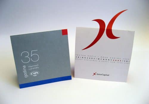 Dvije čestitke na stolu