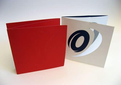 Dvije čestitke na stolu